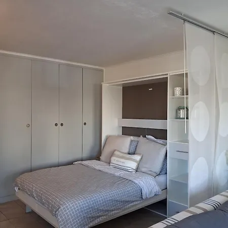 Grand Avec Coin Nuit, A Pied De Toutes Commodites Appartement